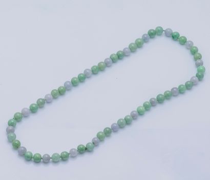 Collier formé d’une alternance de perles...