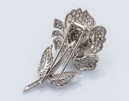 Clip de revers fleur en platine (950 ‰) et...