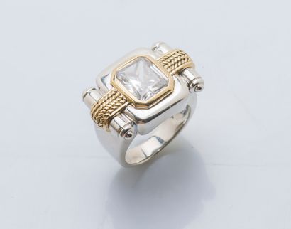 Importante bague de forme tank en argent...