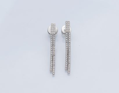 Paire de pendants d’oreilles en or gris 18...