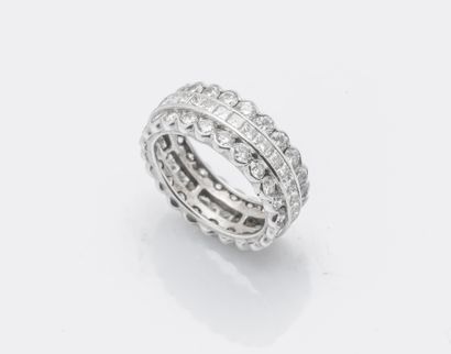 Alliance en or gris 18 carats (750 ‰) formée...