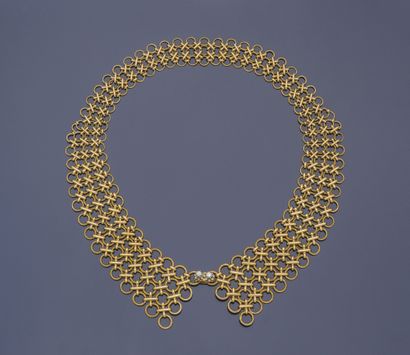 Collier ras de cou dessinant un col à la...