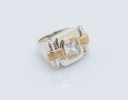Importante bague de forme tank en argent...
