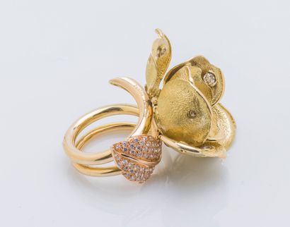 JUNLON Paris
Importante bague fleur en or...