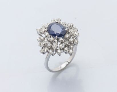 Importante bague fleur en or gris 18 carats...