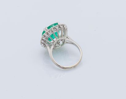 Bague fleur en or gris 18 carats (750 ‰)...