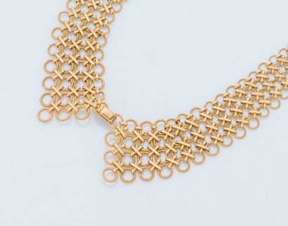 Collier ras de cou dessinant un col à la...