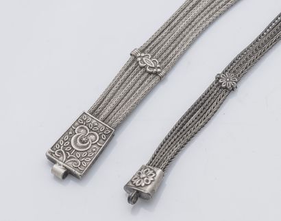 Lot de deux ceintures en fils d’argent tressés...