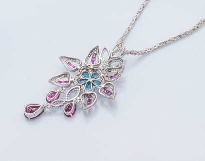 Important pendentif et chaîne à maille royale...