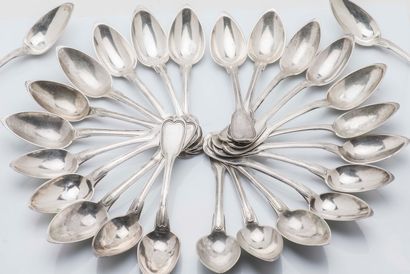 Ensemble de 26 grandes cuillères en argent...