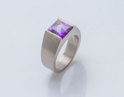 Bague de forme chevalière en or gris 18 carats...