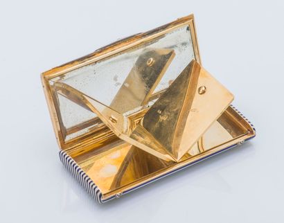 CARTIER VERS 1910
Poudrier de forme rectangulaire...