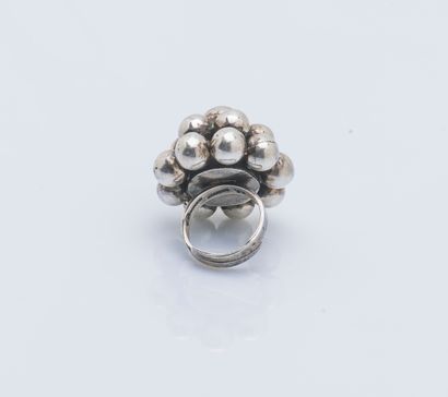 Bague en argent (800 ‰) dessinant un dôme...