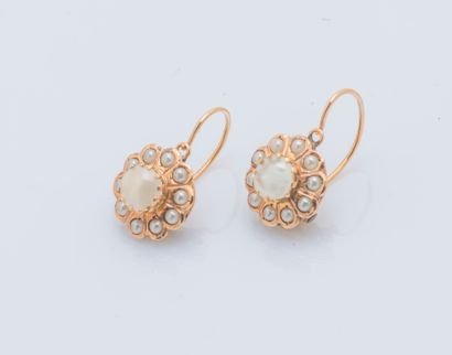 Paire de dormeuses en or jaune 18 carats...