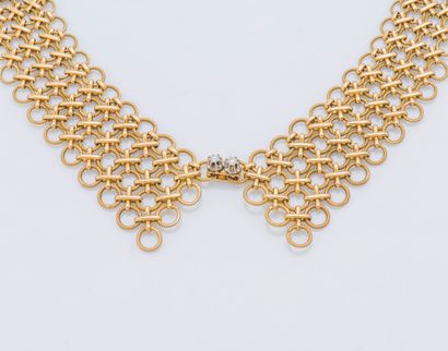 Collier ras de cou dessinant un col à la...