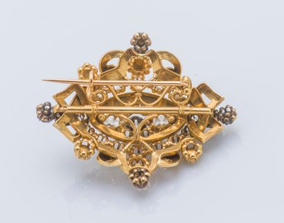 Broche dessinant un important fleuron formant...