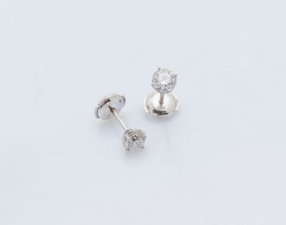 Paire de puces d’oreilles en or gris 18 carats...