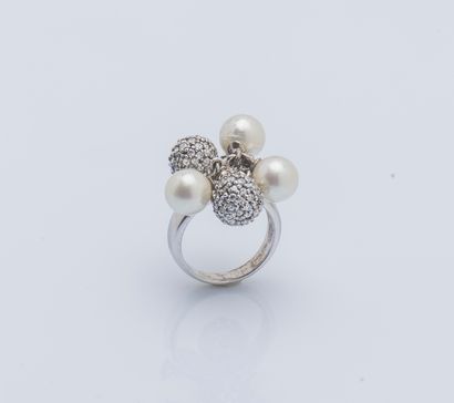 Bague en argent (825 ‰) ornée de trois perles...