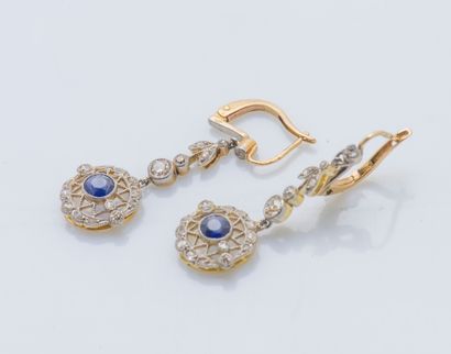 Paire de pendants d’oreilles en or jaune...