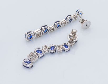 Paire de pendants d’oreilles en or gris 18...