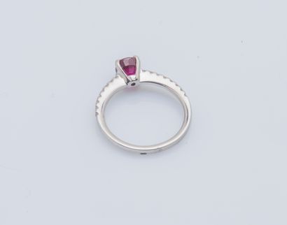 Bague en or gris 18 carats (750 ‰) ornée...