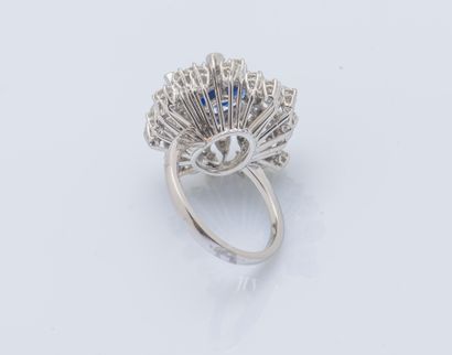 Importante bague fleur en or gris 18 carats...