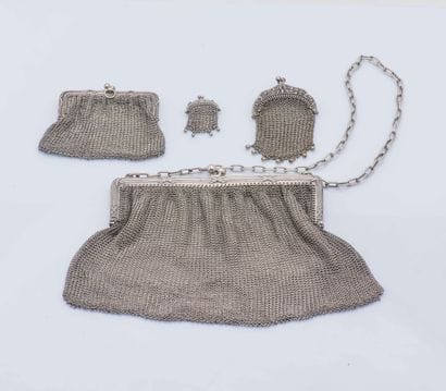 Lot en argent (800‰) comprenant un sac du...