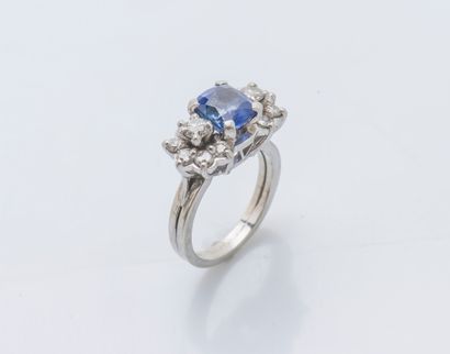 Bague en platine (950 ‰) sertie d’un saphir...