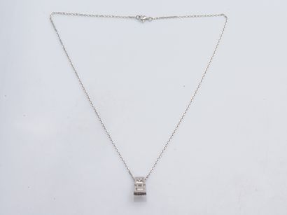 BACHET
Chaine et pendentif en or gris 18...