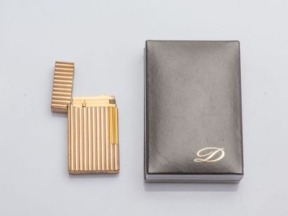 DUPONT
Briquet en métal argenté et doré rainuré....