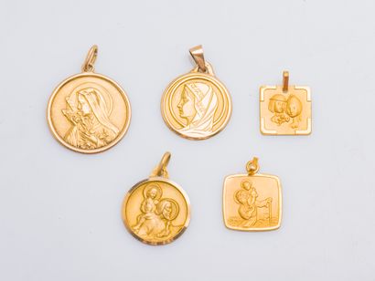 Lot de 5 médailles religieuses. Trois médailles...