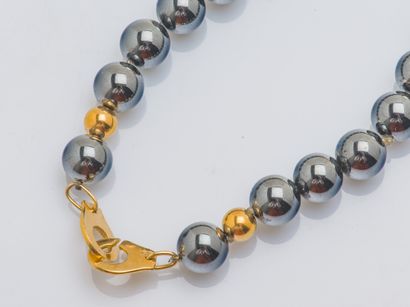 Collier de boules d'hématite, le fermoir...