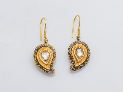Paire de pendants d'oreilles en or jaune...