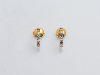 Paire de demi-créoles en or jaune 18 carats...