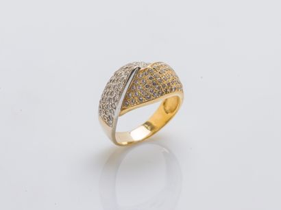 Bague dôme simulant un jonc d'or gris et...