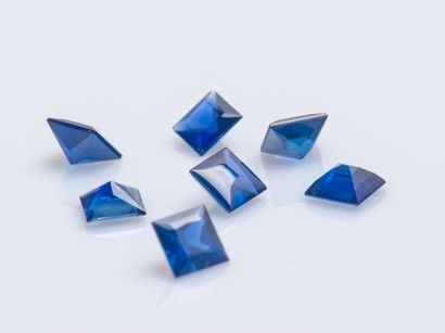Lot of 7 square sapphires on paper, approx....