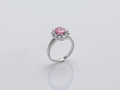 Bague fleur en or gris 18 carats (750 ‰)...