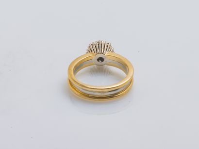 Bague fleur en or jaune et or gris 14 carats...