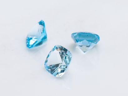 Lot of 3 square topazes on paper, approx....