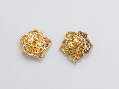 Paire de boutons d'oreilles fleur en or jaune...