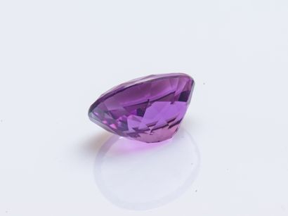 Améthyste ovale de 12,7 carats.
