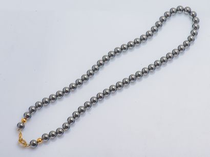 Collier de boules d'hématite, le fermoir...