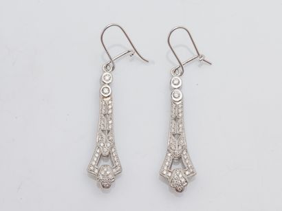 Paire de pendants d'oreilles en or gris 18...