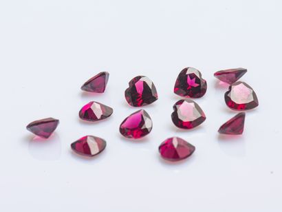 Lot of 12 heart-cut rhodolite garnets, approx....