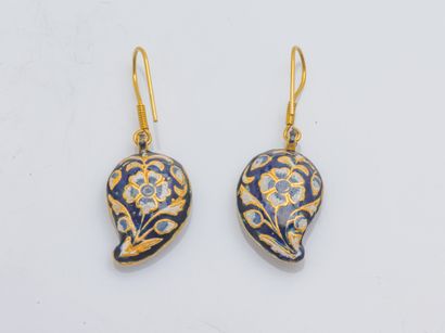 Paire de pendants d'oreilles en or jaune...