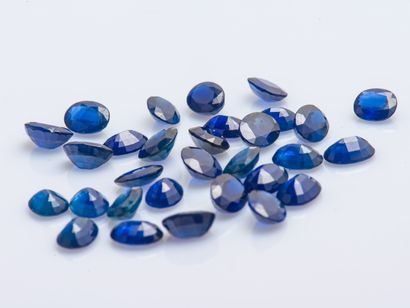 Lot of 30 oval sapphires on paper, approx....