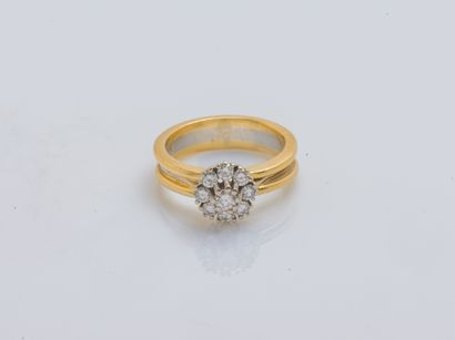 Bague fleur en or jaune et or gris 14 carats...