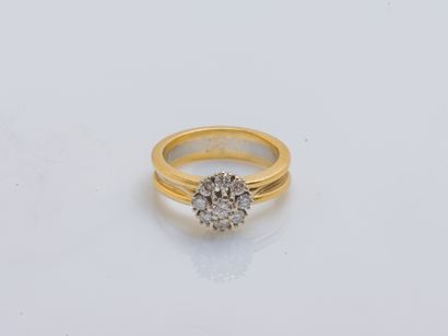 Bague fleur en or jaune et or gris 14 carats...