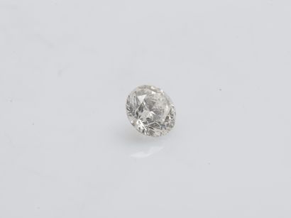 Diamant taillé en brillant sur papier pesant...