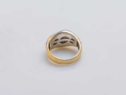 Bague dôme simulant un jonc d'or gris et...